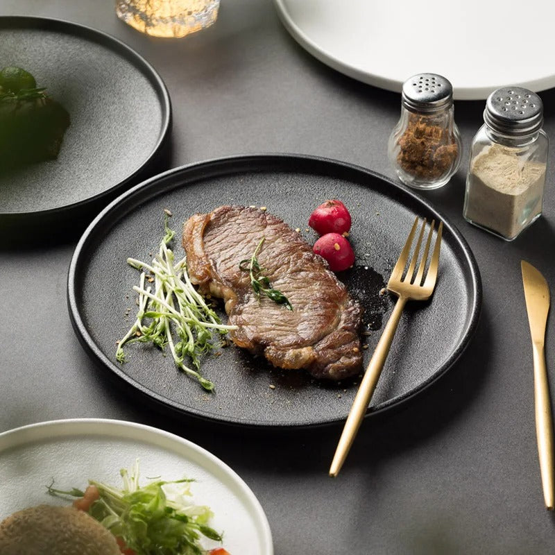 Black Frosted Steak and Pasta Plate – Western Style Luxury Dining Dish with White Quicksand Texture for Hotel and Restaurant Display