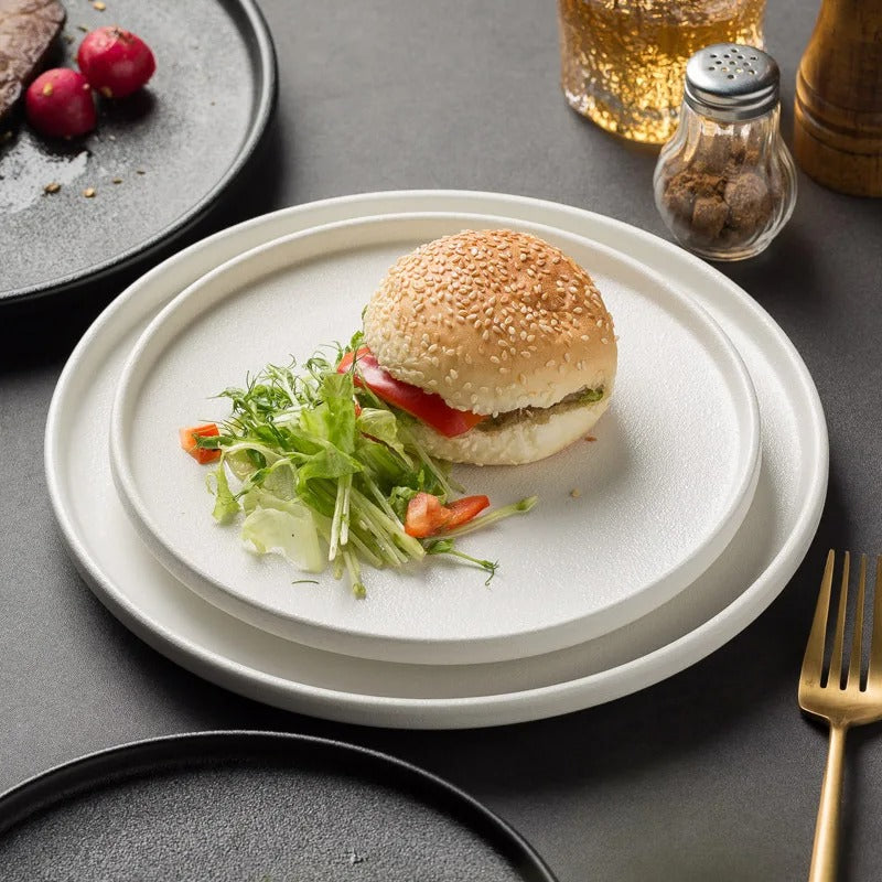 Black Frosted Steak and Pasta Plate – Western Style Luxury Dining Dish with White Quicksand Texture for Hotel and Restaurant Display