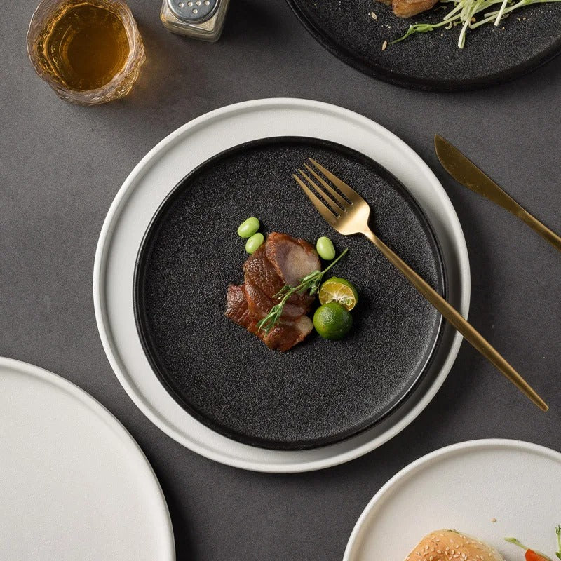 Black Frosted Steak and Pasta Plate – Western Style Luxury Dining Dish with White Quicksand Texture for Hotel and Restaurant Display